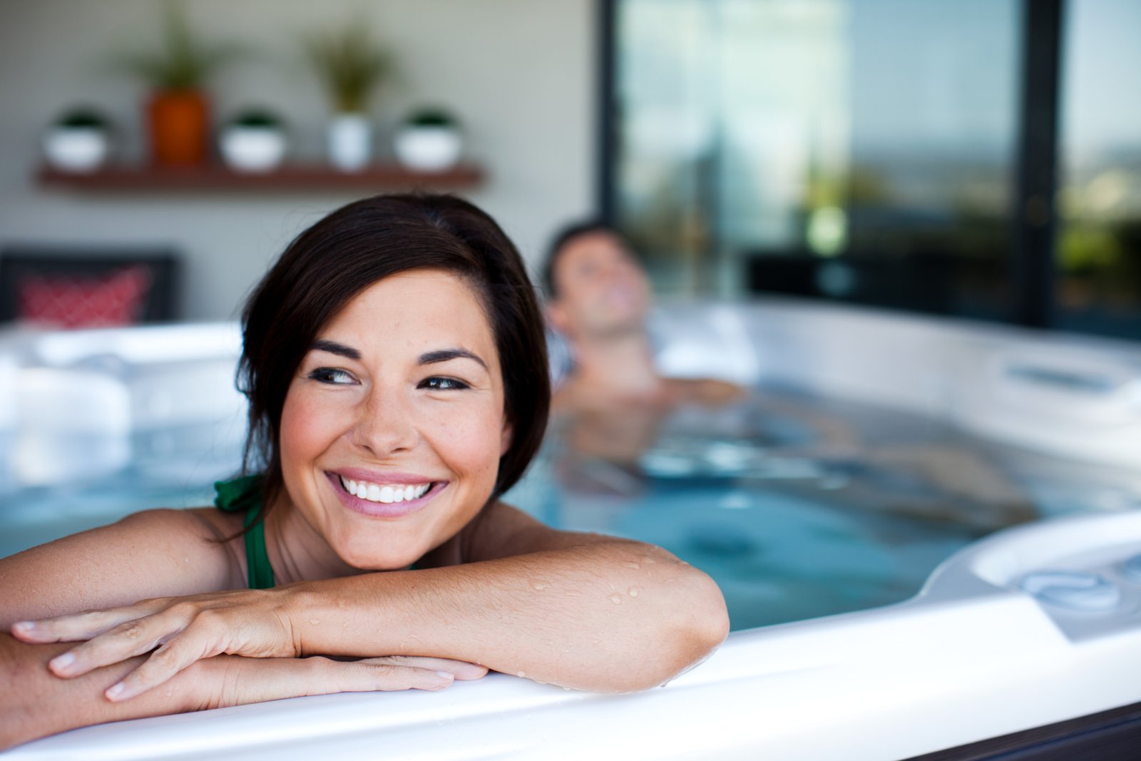 Young couple relaxing in a Caldera Vacanza Tarino hot tub